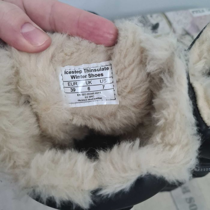 Продам новую зимнюю спец.обувь. р-р 39