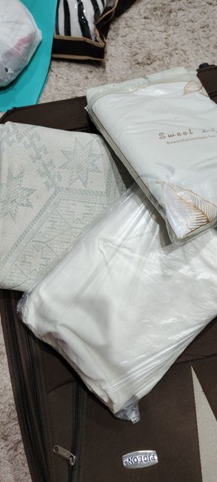 Два пододеяльника и покрывало.