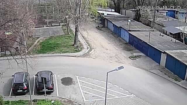 Apartament modest cu 3 camere ÷Garaj privat