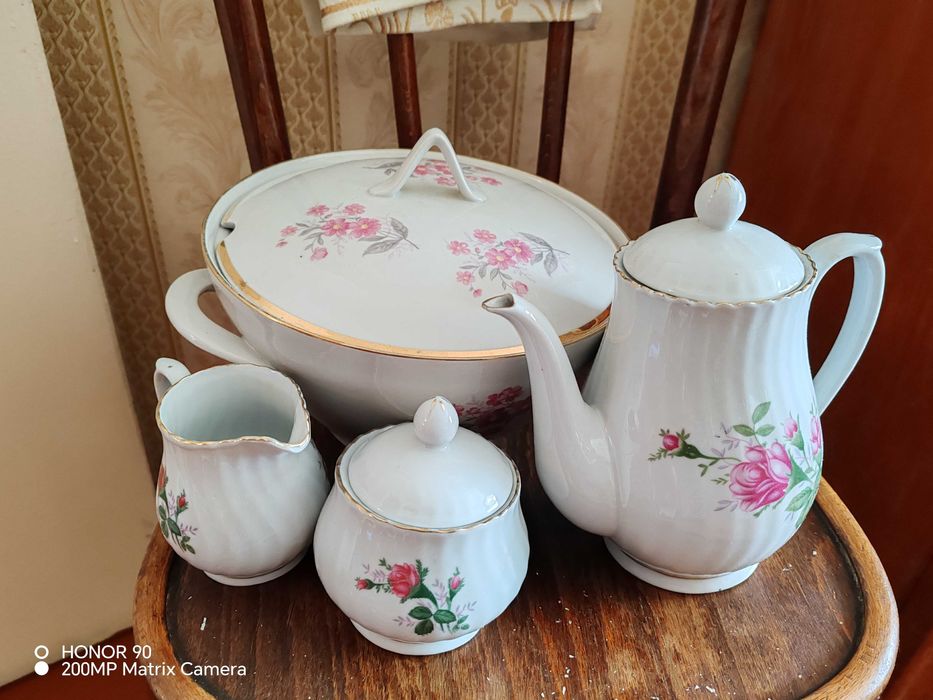 Продам супницу, чайник, молочник все за 100 тыс