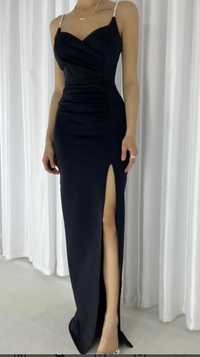Черное платье размера S из плотной ткани