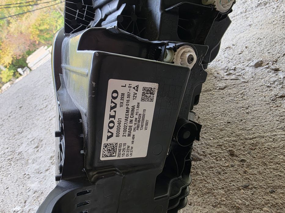 Volvo EX30 ляв и десен фар
