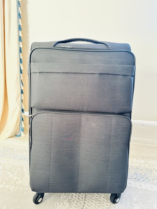 Черный большой чемодан