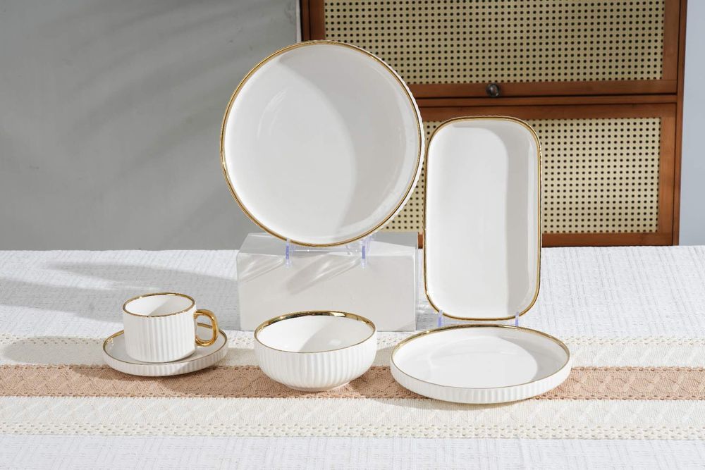 Набор фарфоровой посуды.  Завтрак набор.