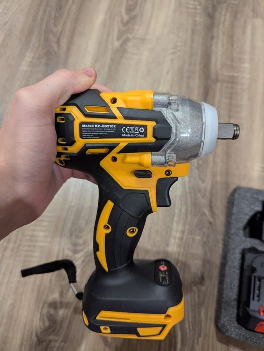 Гайковерт бесщеточный ударный, 2 аккума по 3 А/ч