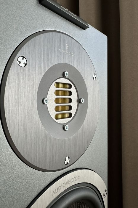 Audiovector R3 Avantgarde walnut