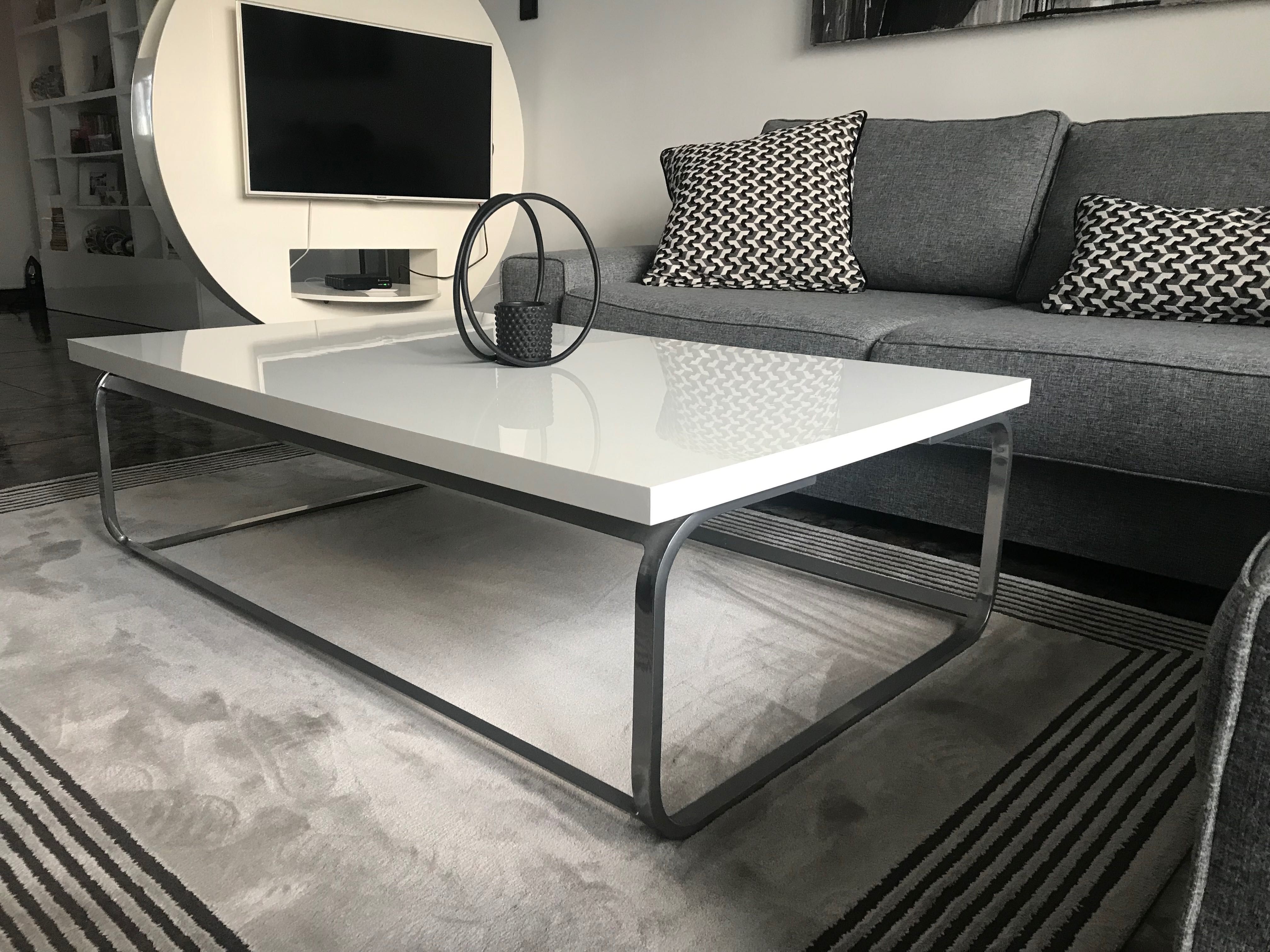 Продавам бяла маса от MDF 180лв.