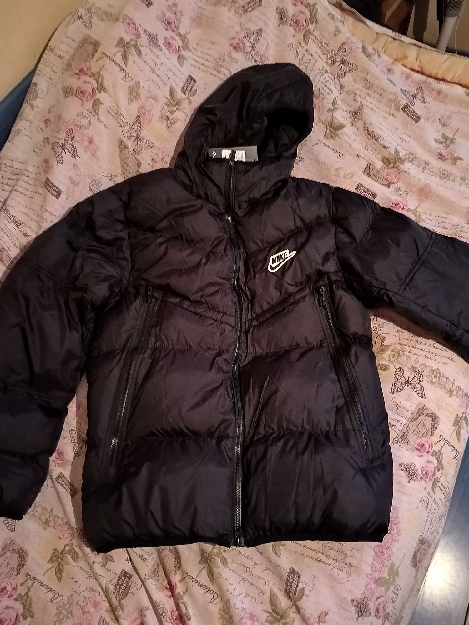 Nike яке черно .