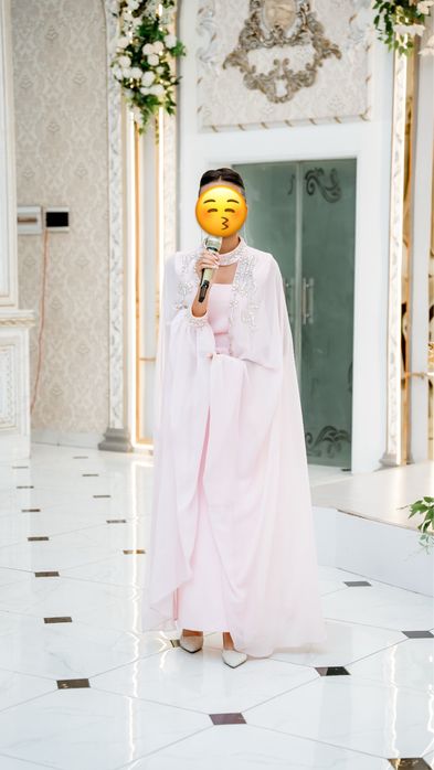 Вечернее платье с эффектными рукавами-шлейф,надето лишь раз