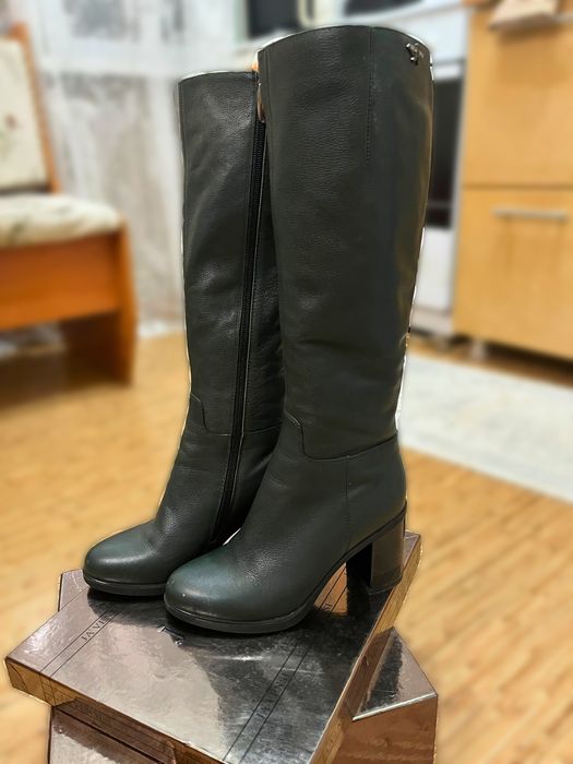 Женские сапоги из натуральной кожи в благородном тёмно-зелёном оттенке