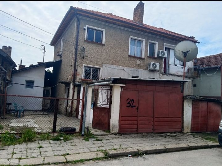 Етаж от къща в Центъра на Севлиево – с гараж, маза и нов покрив