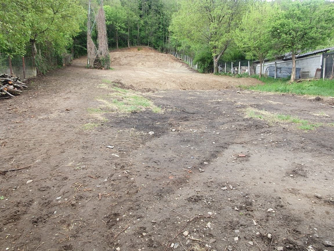 Teren Bujoreni central, lângă scoala