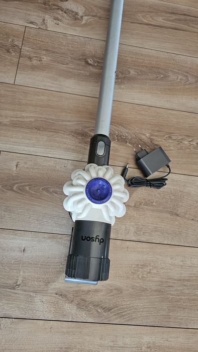 Aspirator portabil dyson.