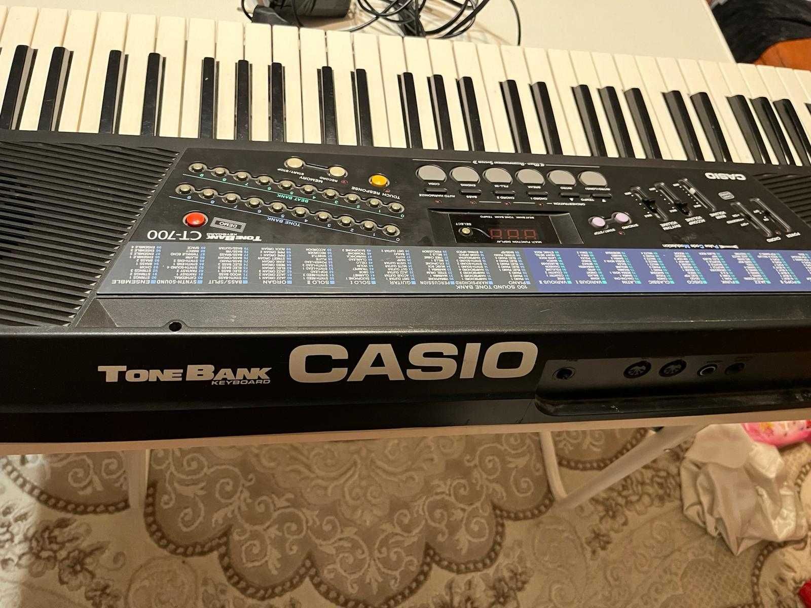 Orga CASIO CT-700.