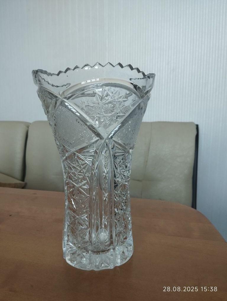 Продам хрустальную вазу