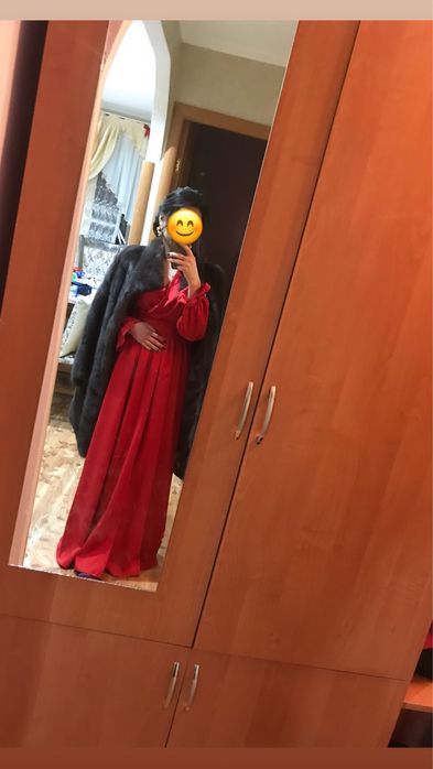 Платье в макси длине красного цвета)