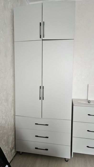 Шкаф двухдверный с тремя выдвижными ящиками