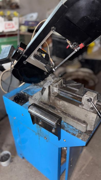 Fierăstrău cu bandă pentru metal