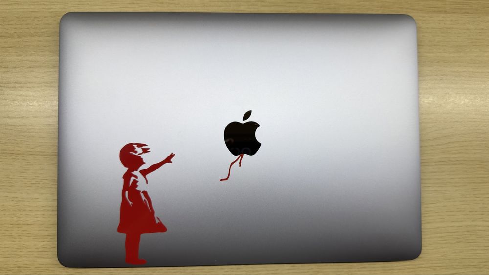 Sticker Apple Macbook Fetita cu balon