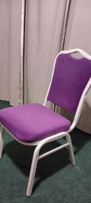 Стулья для банкета вместе с чехлами.