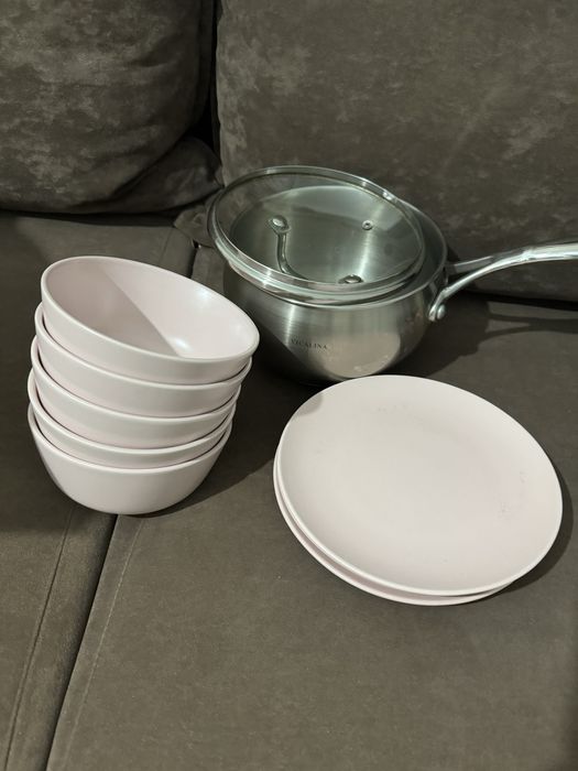 Тарелки Ikea, кострюля Vicalina, этажерка