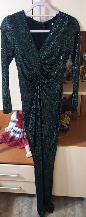 Rochie din paiete verzi.