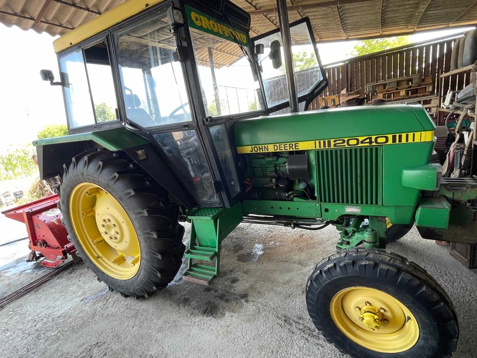 Vand JOHN DEERE 2040 + utilaje !