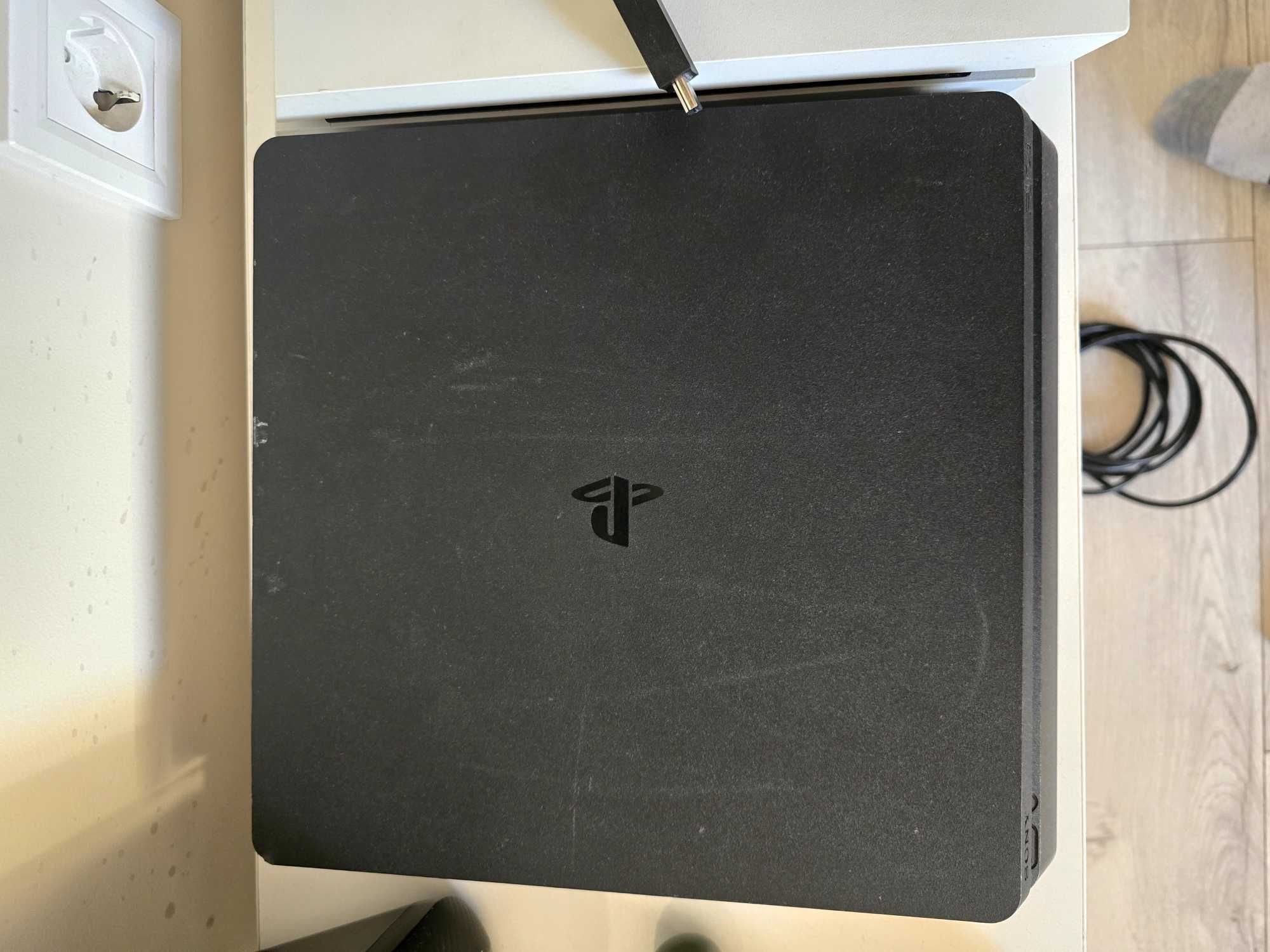 Playstation 4 и Playstation 4 Slim