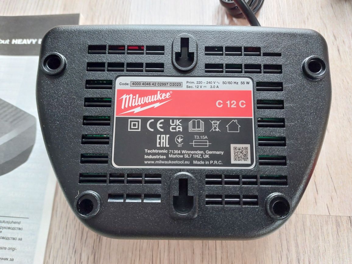 Set milwaukee Încărcător M12 si baterie acumulator 2.5 amp high output