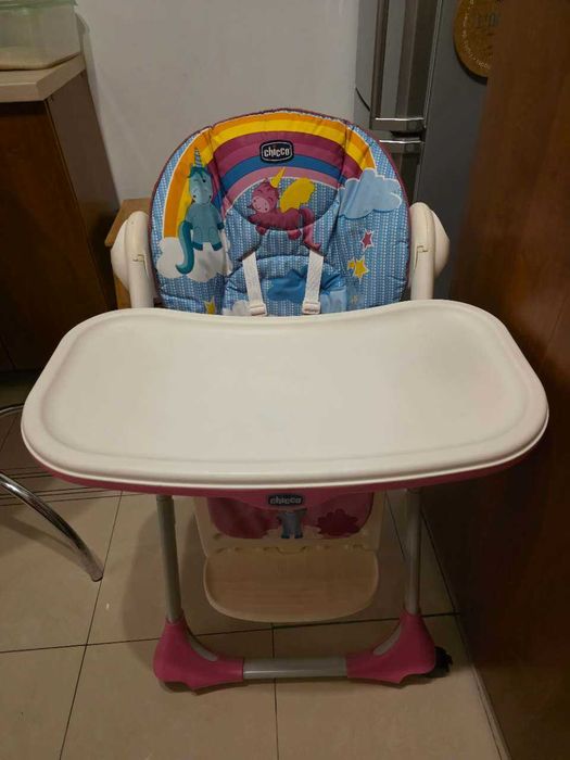 Scaun de masă Chicco Polly Easy cu 4 roți – model Unicorn.