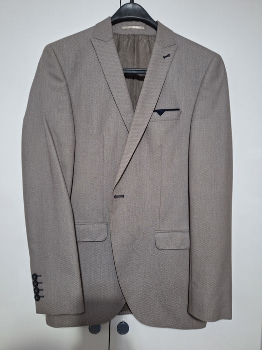 Vând ținută de nuntă slim fit