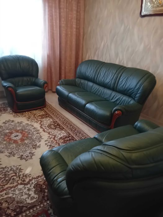 Canapele pele naturală + masă din lemn masiv combinat cu granit .