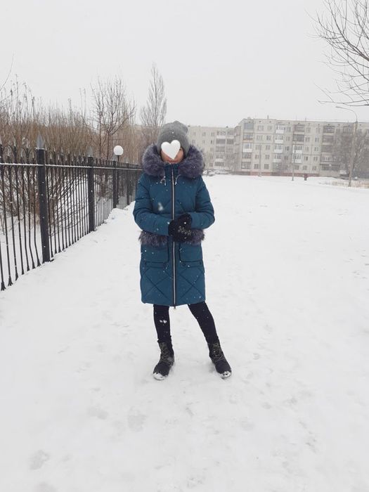 Продам женскую зимнюю куртку с капюшонам недорого