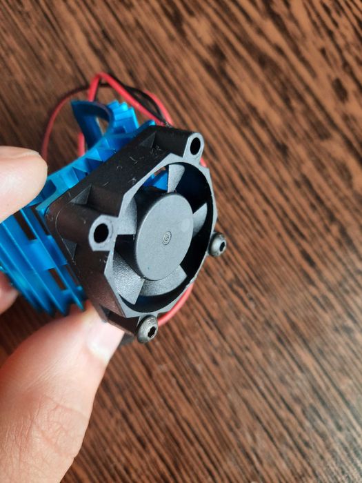 Radiator semirotund cu ventilator 12V
