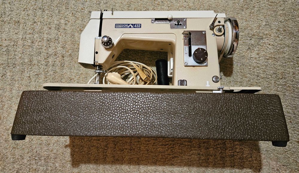Полска шевна машина Lucznik Predom 432 с куфар в перфектно състояние
