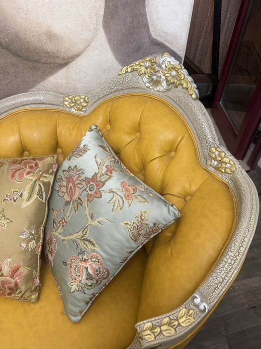 Интериорен диван