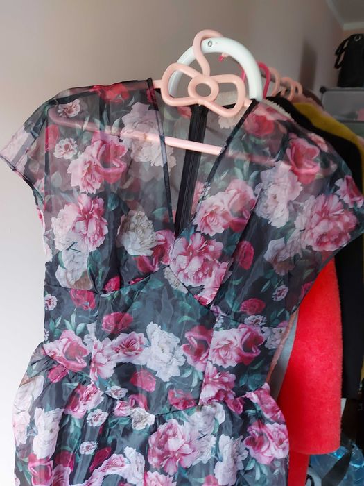 Rochie midi cu motive florale, nouă cu etichetă.