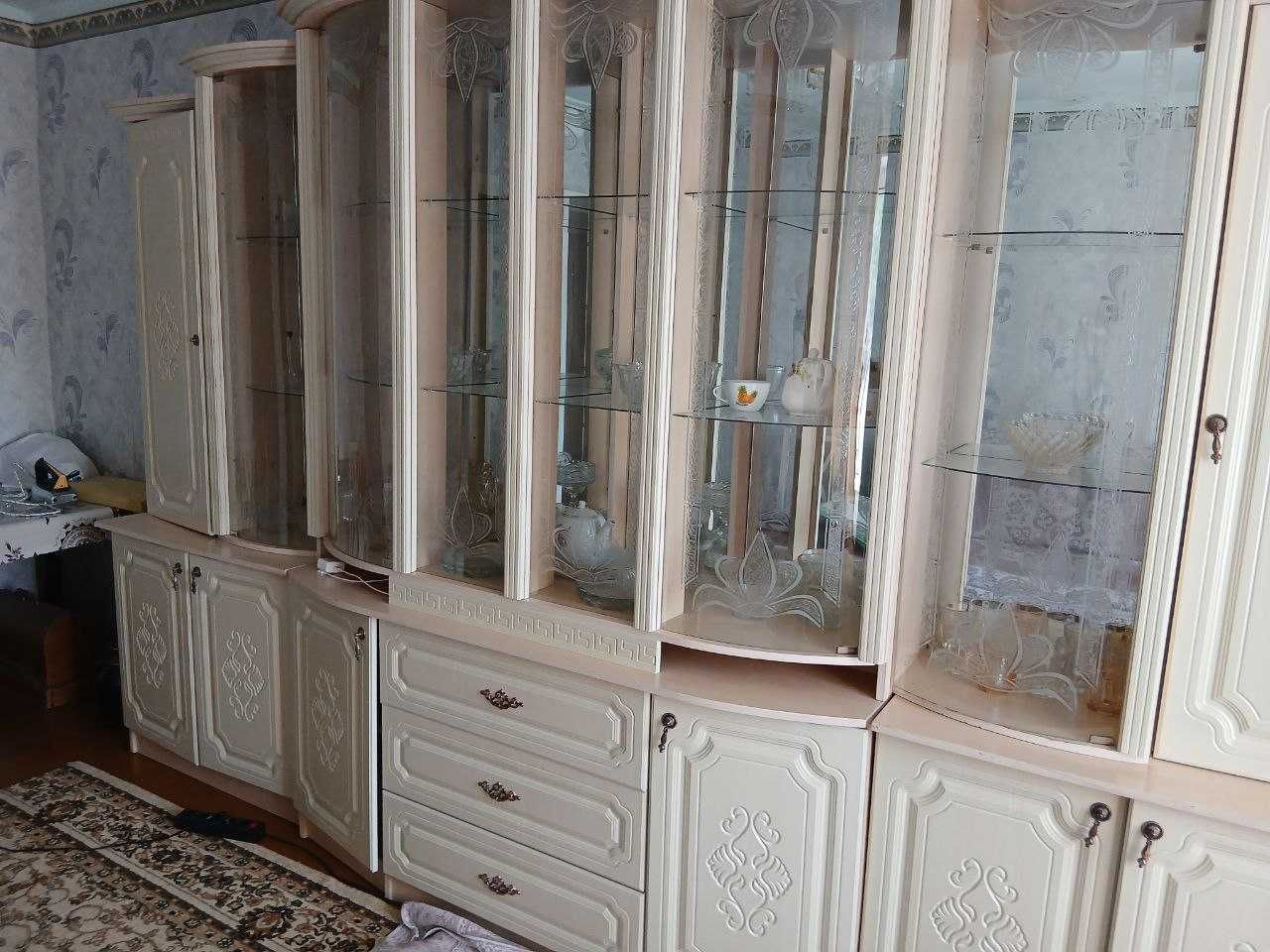 Сервант на всю стенку