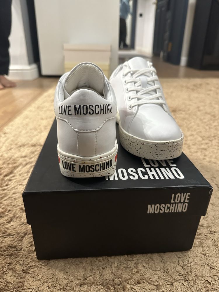 Продается обувь Moschino