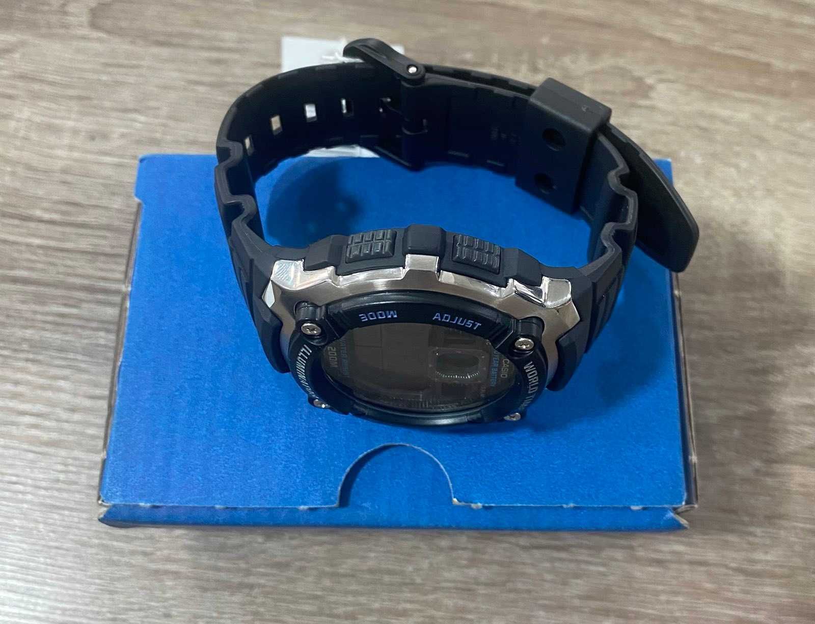 Часовник Casio AE-2000W с гаранция