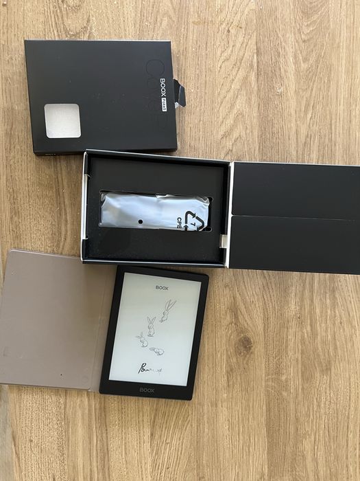 Onyx Boox Poke 5 с магнитен калъф