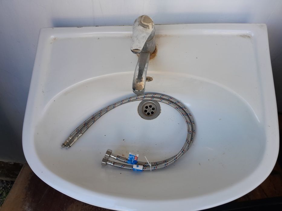 Раковина белая в хорошем состоянии