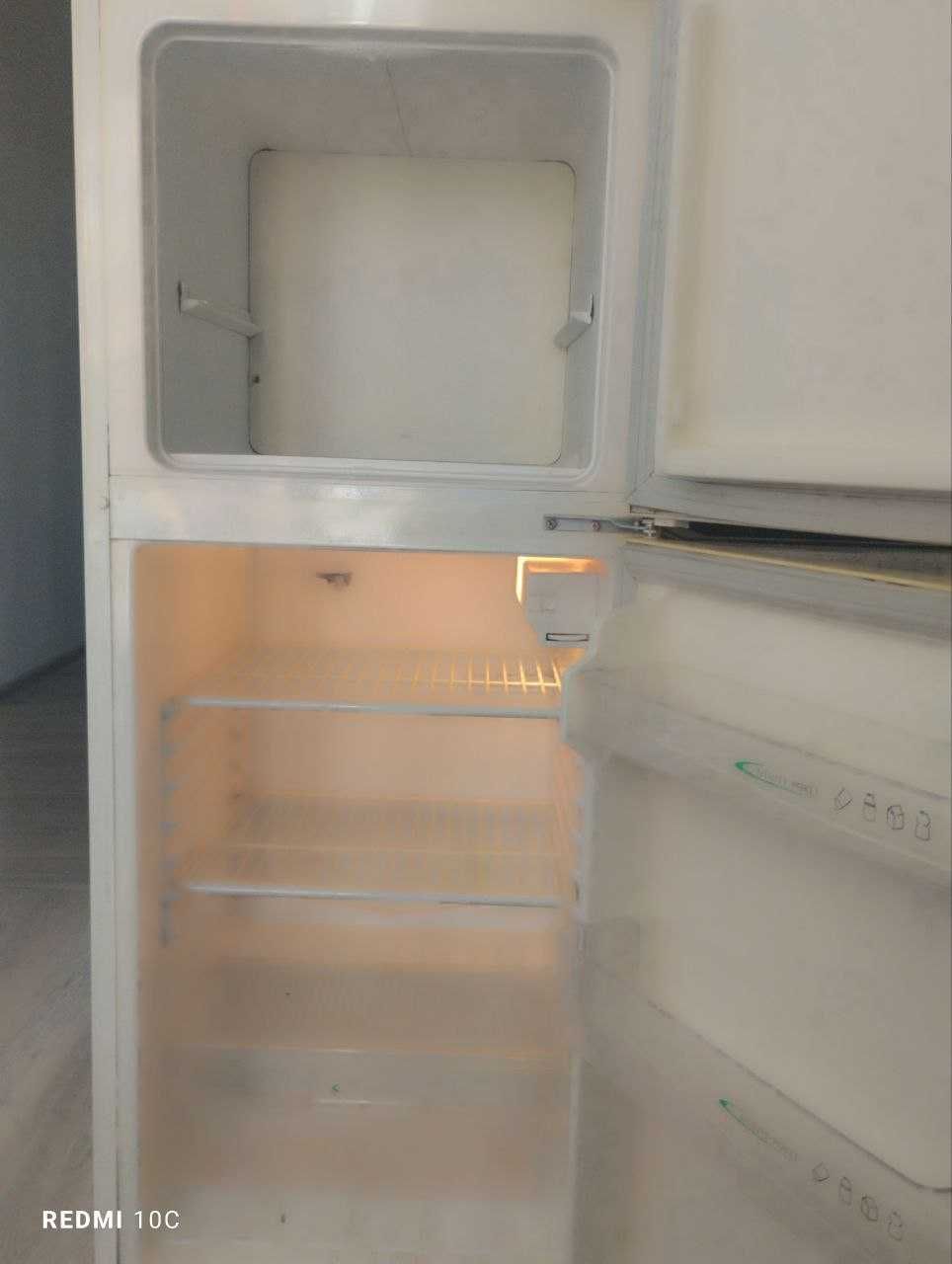 Xolodilnik Samsung. 2 kamera.  IDEAL ISHLAYDI.