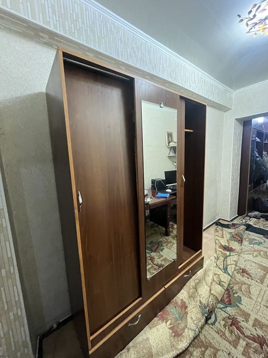 Двуспальная кровать и шкаф