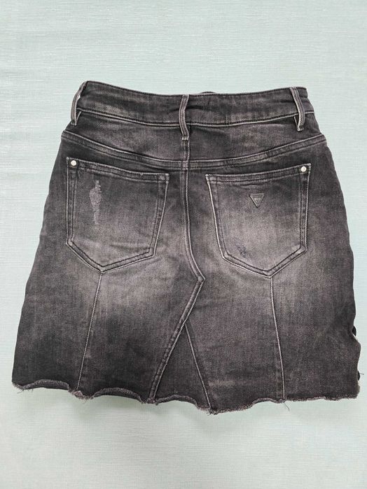 Нова дамска пола Guess размер М