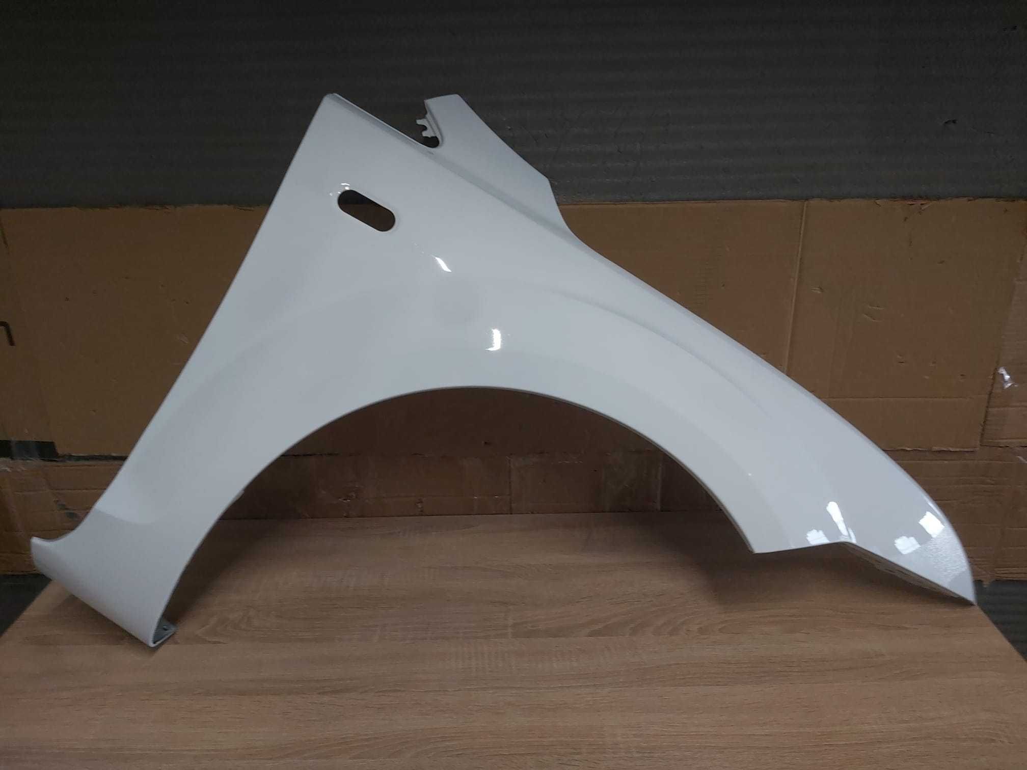 Aripa Fata Dreapta Ford Focus 2/II 2004-2008 (Frozen White)