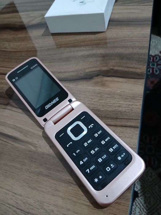 Flip telefon ochilib yopiladigan