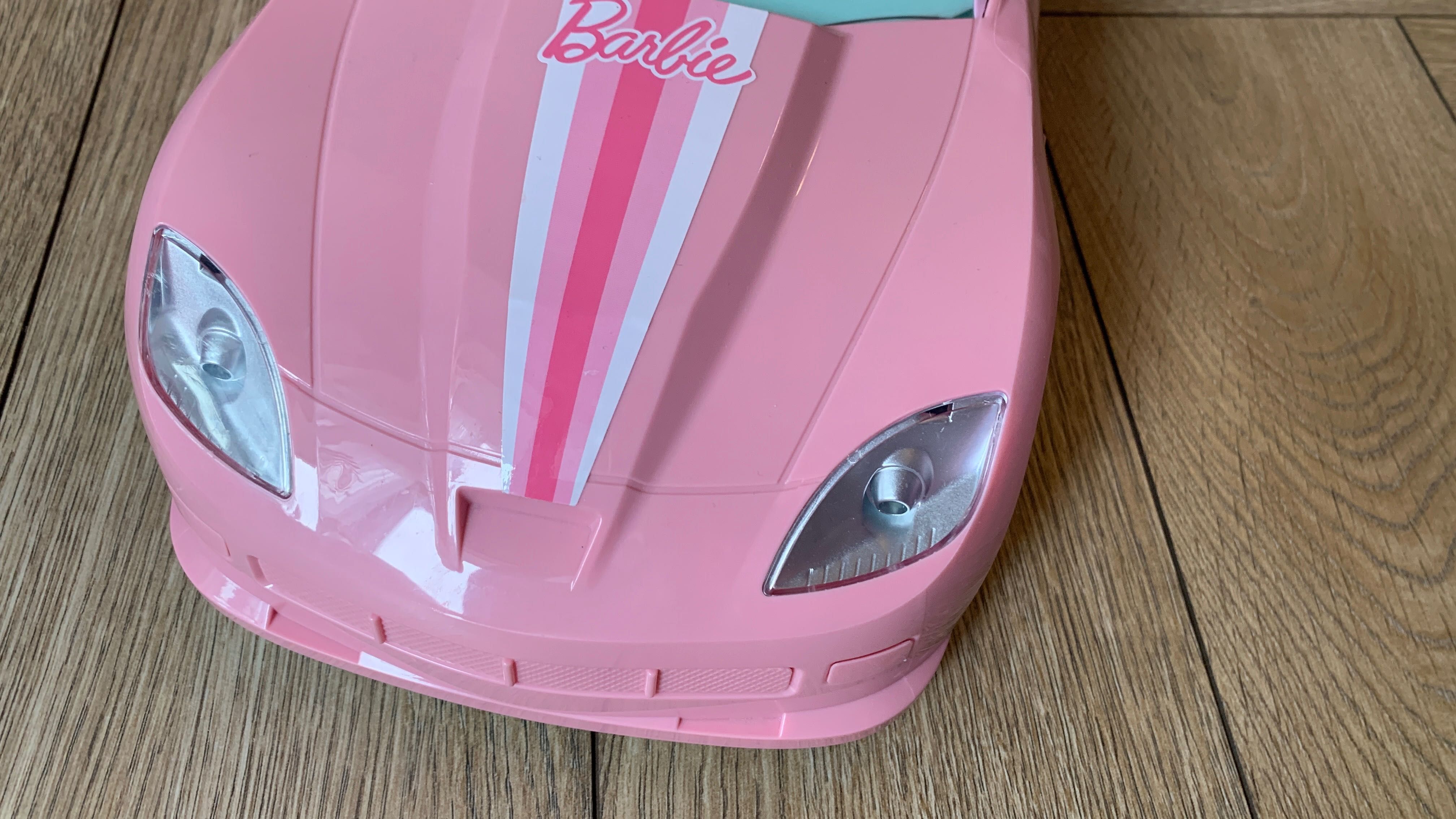 Mașina cu telecomanda Barbie
