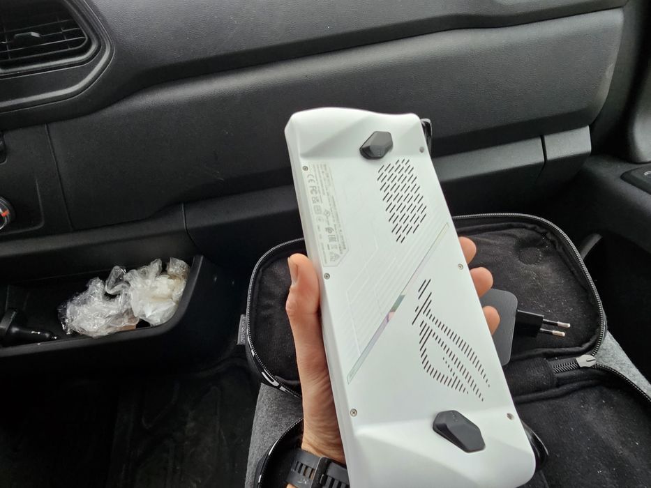 Consolă portabilă ASUS ROG Ally – stare foarte bună + încărcător origi