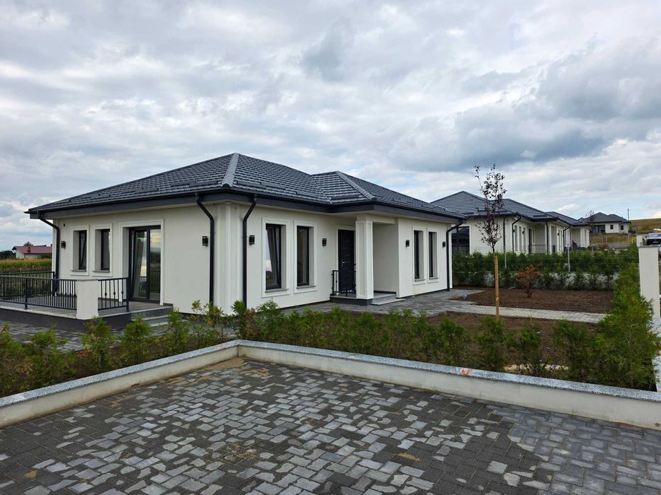 De vanzare case stil mediteranean pe parter